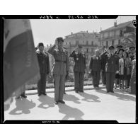Cérémonie commémorant la libération des camps de déportés, devant le monument aux morts d'Alger, en présence d'autorités civiles et militaires.