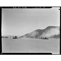 Simulation d'entrainement au tir au canon antiaérien en milieu désertique.