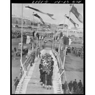 Des soldats transportent le cercueil du général Philippe Leclerc à bord d'un croiseur, à quai, sur le port d'Alger.
