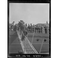 Le secrétaire d'Etat à la Marine, Joannès Dupraz, descend du navire Gloire, à son arrivée à Alger.