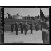 Le secrétaire d'Etat à la Marine, Joannès Dupraz, devant le croiseur français Gloire, lors de son arrivée à Alger.
