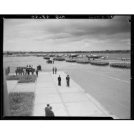 Cérémonie militaire à l'aéroport de Boufarik, lors de la visite du général Juin.