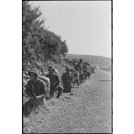 Une patrouille de soldats le long d'un chemin dans la région de Mouzaïaville.