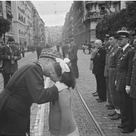 Le général Olleris embrasse une fillette lors de le cérémonie de commémoration du 11 novembre à Alger.