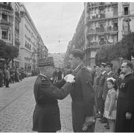 Le général Olleris remet une décoration à un officier lors de la cérémonie de commémoration du 11 novembre à Alger.