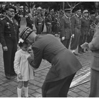 Une personnalité militaire remet une décoration à une fillette lors de la cérémonie de commémoration du 11 novembre à Alger.