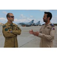 Discussion entre pilotes français et qatari. En arrière-plan, les avions de combat français Mirage 2000-5 EC (escadron de chasse) 1/2 Cigognes.