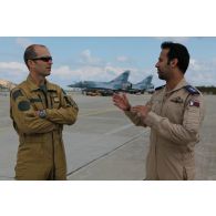 Discussion entre pilotes français et qatari. En arrière-plan, les avions de combat français Mirage 2000-5 EC (escadron de chasse) 1/2 Cigognes.