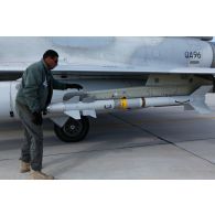 Le mécanicien de piste vérifie un missile Matra R-550 Magic II (missile autoguidé d'interception et de combat) armant l'avion qatari Mirage 2000-5 QA 96 prêt au départ en mission.