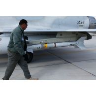 Le mécanicien de piste vérifie un missile Matra R-550 Magic II (missile autoguidé d'interception et de combat) armant l'avion qatari Mirage 2000-5 QA 96 prêt au départ en mission.
