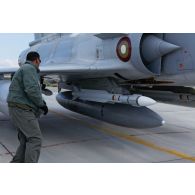 Le mécanicien de piste vérifie un missile MICA (missile d'interception, de combat et d'autodéfense) armant l'avion qatari Mirage 2000-5 QA 96 prêt au départ en mission.