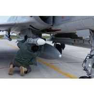 Le mécanicien de piste vérifie un missile MICA (missile d'interception, de combat et d'autodéfense) armant l'avion qatari Mirage 2000-5 QA 96 prêt au départ en mission.