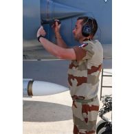 Au retour de mission, le sergent mécanicien de piste de l'avion Mirage 2000-5 102-EX 40 de l'EC (escadron de chasse) 1/2 Cigognes contrôle une tuyère de l'appareil.