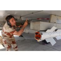 Au retour de mission, un adjudant mécanicien de piste vérifie l'état de l'avion Mirage 2000-5 102-EX 40 de l'EC (escadron de chasse) 1/2 Cigognes.