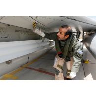 Avant le départ en mission, un pilote qatari effectue la visite de contrôle avant vol de son avion Mirage 2000-5 QA 85.