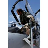 Lors du départ en mission, un pilote qatari s'installe dans le cockpit de son avion de combat qatari Mirage 2000-5 QA 85.