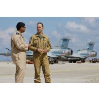 Discussion entre pilotes français et qatari. En arrière-plan, les avions français Mirage 2000-5 de l'EC (escadron de chasse) 1/2 Cigognes.