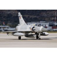 L'avion qatari Mirage 2000-5 QA 96 au roulage pour un départ en mission.