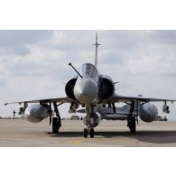 Au départ en mission, les avions français Mirage 2000-5 102-EM 63 de l'EC (escadron de chasse) 1/2 Cigognes et qatari Mirage 2000-5 QA 85 sont au roulage.