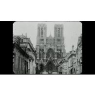 [Revue de la 14e Division. La ville de Reims dévastée.]