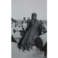[Portrait d'homme à la pipe dans un désert syrien].