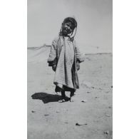 [Portrait d'une fillette dans un désert].