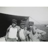 [Portrait de trois militaires de l'arme des troupes coloniales devant une tente].