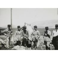 [Portrait de groupe : six militaires de l'arme des troupes coloniales au campement].