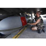 Installation d'une nacelle de Pod Reco NG (système de reconnaissance de nouvelle génération) sur un avion Rafale sur la base aérienne de Sigonella.