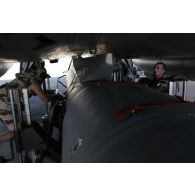 Installation d'une nacelle de Pod Reco NG (système de reconnaissance de nouvelle génération) sur un avion Rafale sur la base aérienne de Sigonella.