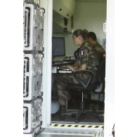 Au retour de mission, les techniciens exploitent l'enregistrement d'images récupéré dans le Pod Reco NG (système de reconnaissance de nouvelle génération) du Rafale dans un shelter en zone française de secret OTAN de traitement RENS (renseignement) sur la base aérienne de Sigonella.