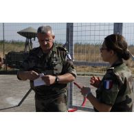 Deux capitaines discutent à l'entrée de la zone française de secret OTAN sur la base aérienne de Sigonella, qui abrite le radar du système d'acquisition d'images du Rafale.