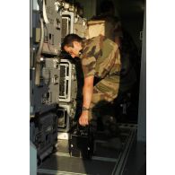 Au retour de mission, un technicien part immédiatement avec l'enregistrement d'images récupéré dans le Pod Reco NG (système de reconnaissance de nouvelle génération) du Rafale en zone française de secret OTAN de traitement RENS (renseignement) pour son exploitation sur la base aérienne de Sigonella.