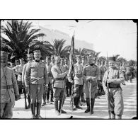 Bizerte. Prise d'armes pour la remise de décorations par l'amiral Guépratte. L'étendard du bataillon serbe (formé à Bizerte). [légende d'origine].
