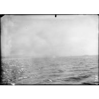 Dans la rade de Cherbourg. SM Ventôse lance une torpille. La torpille effectue son parcours sous l'eau. Le sillage. [légende d'origine]