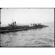 Dans la rade de Cherbourg. Les torpilles lancées sont replacées à bord du SM Ventôse. [légende d'origine]