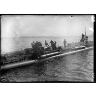 Dans la rade de Cherbourg. Dans la rade de Cherbourg. Les torpilles lancées sont replacées à bord du SM Ventôse (détail). [légende d'origine]