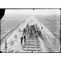Près de Châlons-sur-Marne. Construction d'une voie ferrée du camp de Mailly à Saint-Hilaire-le-Grand. Pose des rails. [légende d'origine]