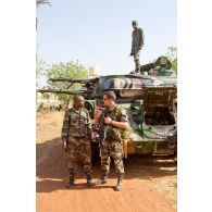 Un capitaine et un lieutenant français du 3e RIMa discutent devant un canon antiaérien automoteur chenillé ZPU-23-4 à quadruple canon de 23 mm de l'AMA (armée malienne).