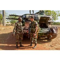 Un capitaine et un lieutenant français du 3e RIMa discutent devant un canon antiaérien automoteur chenillé ZPU-23-4 à quadruple canon de 23 mm de l'AMA (armée malienne).