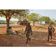 Un lieutenant français du 3e RIMa et une sentinelle s'éloignent d'un canon antiaérien automoteur chenillé ZPU-23-4 à quadruple canon de 23 mm de l'AMA (armée malienne) qui quitte son emplacement devant la résidence hôtelière Kome.