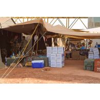 Vie quotidienne sur le camp du 3e RIMa. Cartons d'eau minérale Diago devant les tentes de la zone vie.
