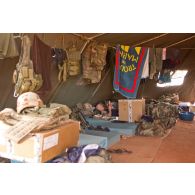 Vie quotidienne sur le camp du 3e RIMa. Un militaire lit sous la tente.