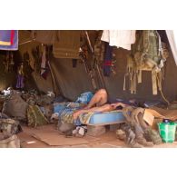 Vie quotidienne sur le camp du 3e RIMa. Un militaire fait une sieste sous la tente.