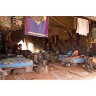 Vie quotidienne sur le camp du 3e RIMa. Un militaire fait une sieste sous la tente.