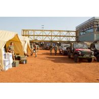 Vie quotidienne sur le camp du 3e RIMa. Tentes et véhicules en zone vie. Sur une banderole est inscrit 