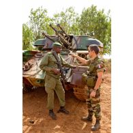 Un adjudant malien discute avec un capitaine français du 3e RIMa devant un canon antiaérien automoteur chenillé ZPU-23-4 à quadruple canon de 23 mm de l'AMA (armée malienne).