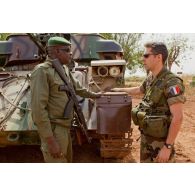 Un adjudant malien discute avec un capitaine français du 3e RIMa devant un canon antiaérien automoteur chenillé ZPU-23-4 à quadruple canon de 23 mm de l'AMA (armée malienne).