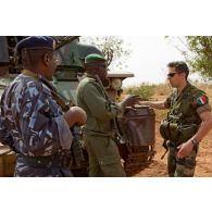 Deux militaires maliens dont un adjudant discutent avec un capitaine français du 3e RIMa devant un canon antiaérien automoteur chenillé ZPU-23-4 à quadruple canon de 23 mm de l'AMA (armée malienne).