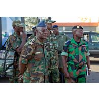 Comité d'accueil du contingent togolais à l'aéroport de Bamako, devant les bus, composé du colonel togolais Bayakidéou Kpakpabia , de capitaines togolais, du colonel ivoirien Adjoumani, d'un capitaine malien.